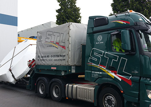 Verpackung & Transport Großbauteil wird auf ein LKW geladen